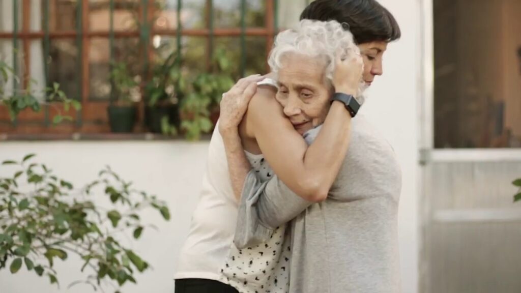 abrazo entre abuela y nieto