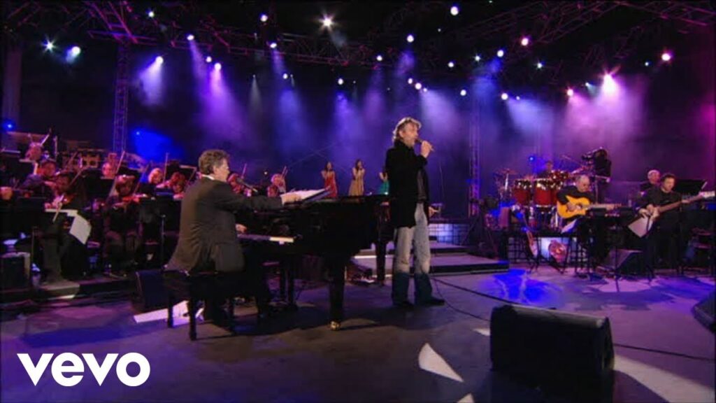 andrea bocelli cantando en un escenario