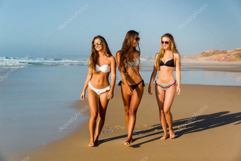 chicas en la playa con trajes de bano