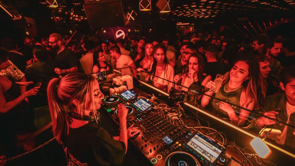 Cuánto cobra un DJ por hora en Argentina y qué factores influyen