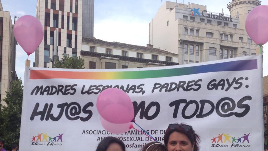 familia en protesta con pancartas