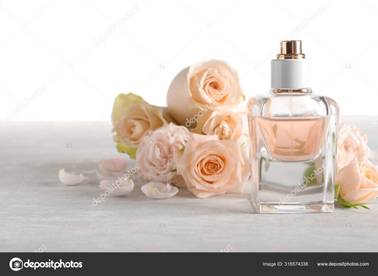 frascos de perfumes sobre fondo elegante