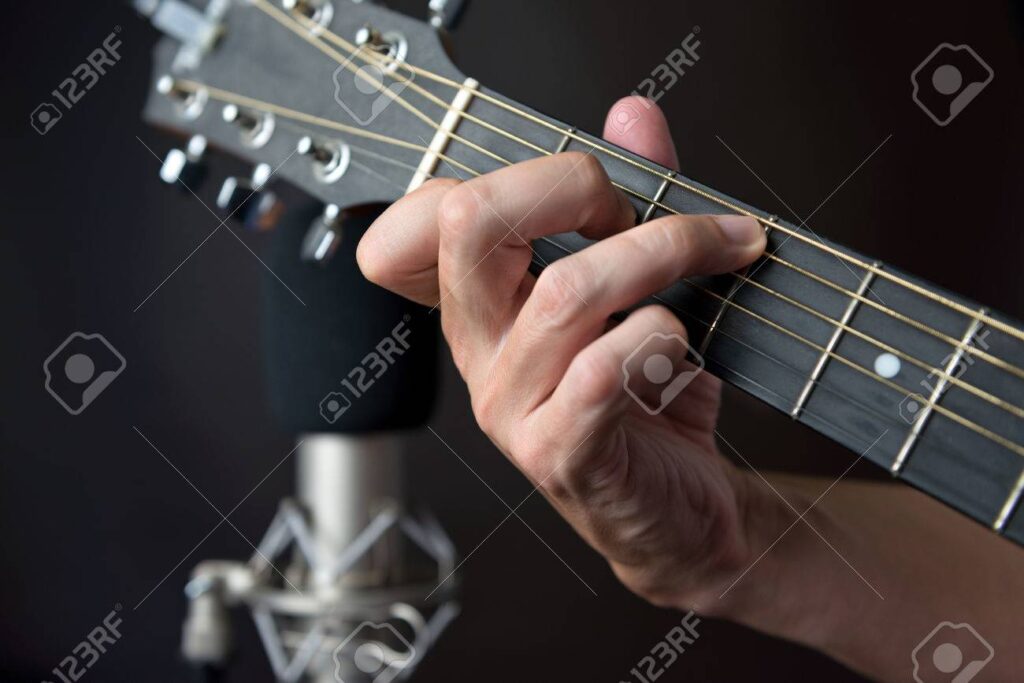 Cómo tocar “La moda del montón” con acordes fáciles