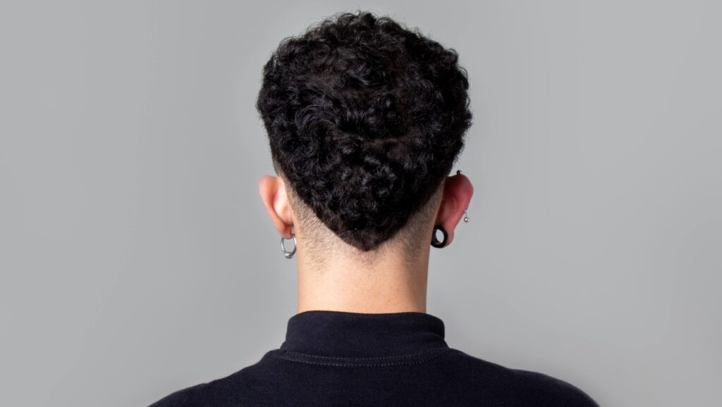 Cómo lograr un corte en V largo para hombre que destaque tu estilo