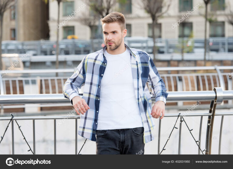 hombre con estilo casual elegante al aire libre
