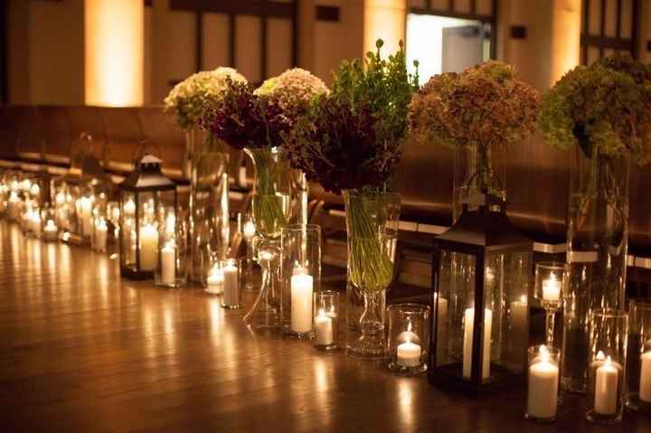 iglesia con velas y decoraciones religiosas