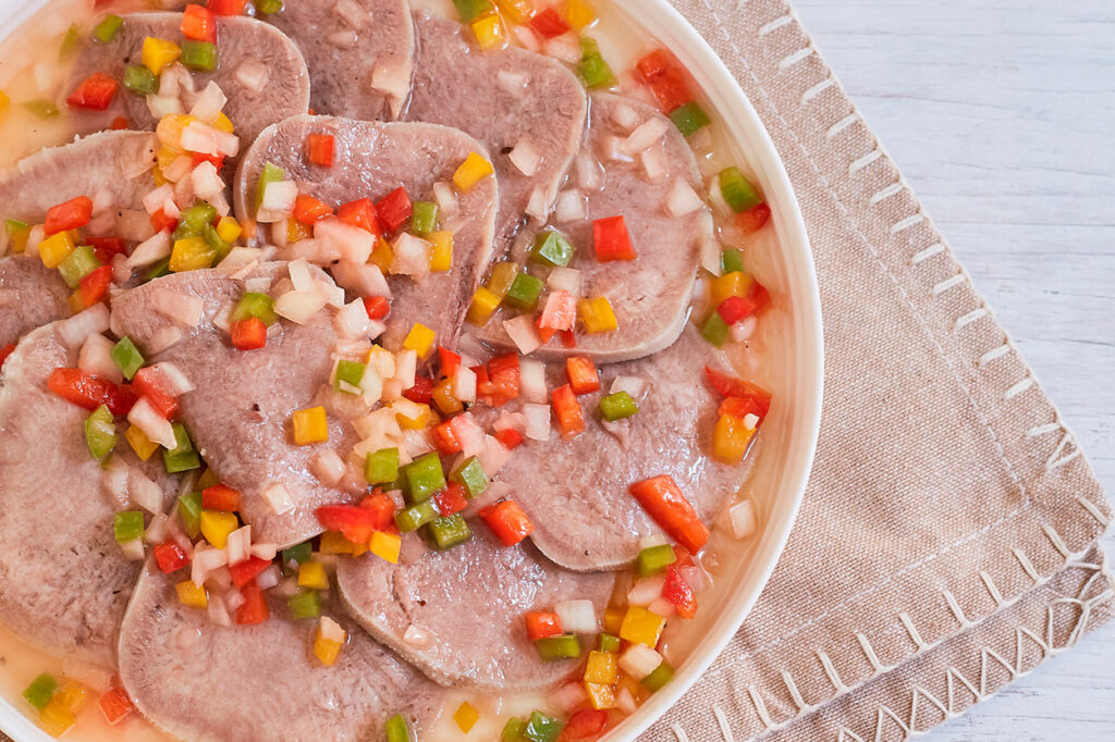 Cómo preparar lengua en escabeche al estilo argentino