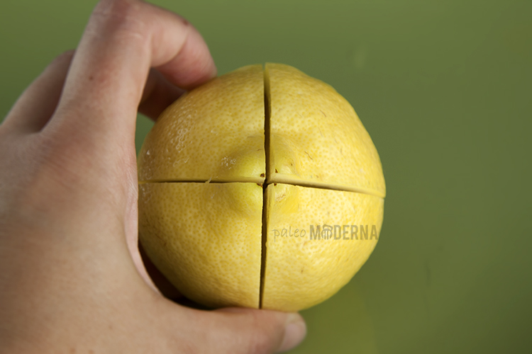 Cómo se prepara un limón cortado en cruz con sal como aperitivo