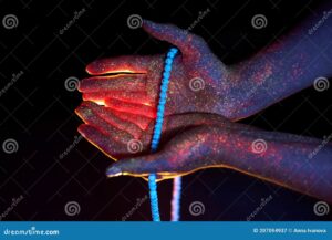 manos en oracion con luz divina 6