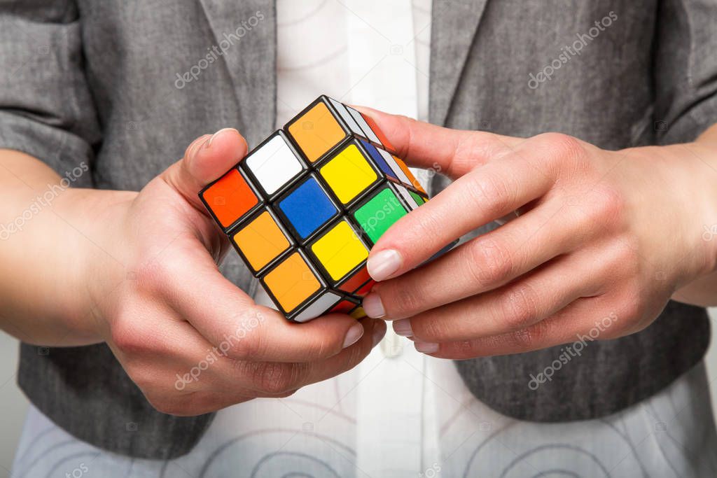 Cómo puedo aprender los movimientos para armar el cubo Rubik fácilmente