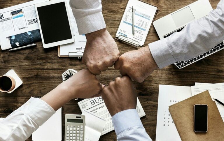 Qué frases cortas y bonitas puedo usar para el Día del Trabajador 3 manos trabajando en un entorno colaborativo