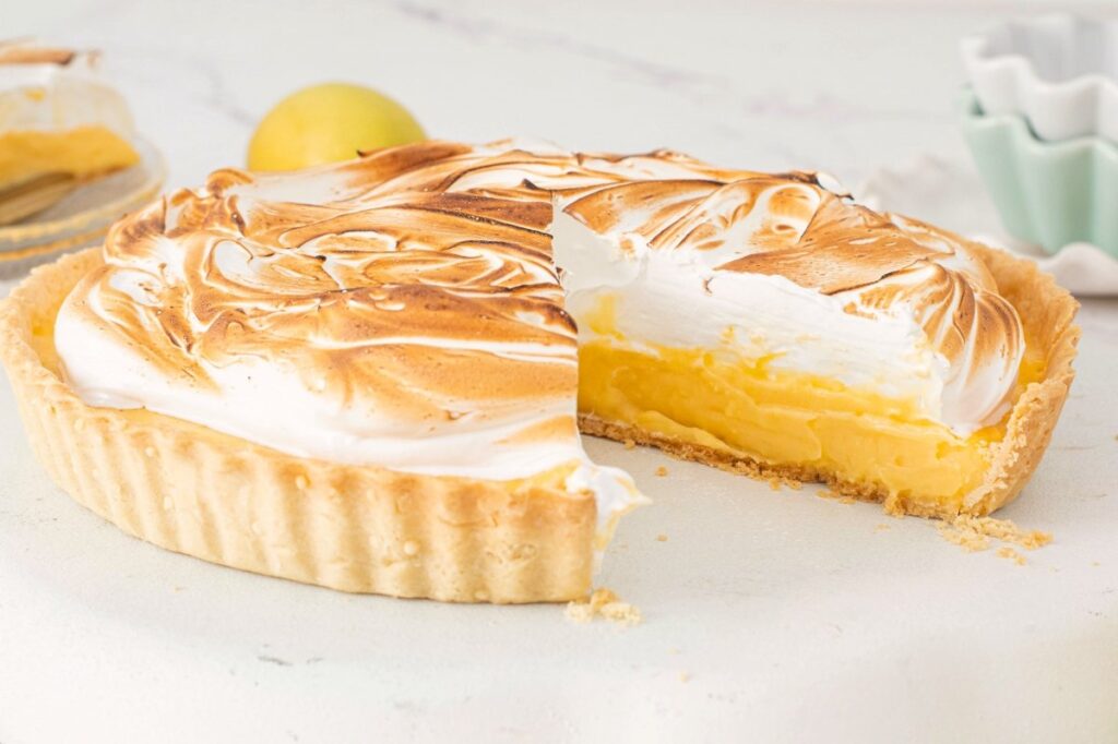 merengue esponjoso sobre un lemon pie