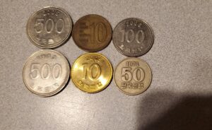 monedas coreanas y argentinas en una mesa