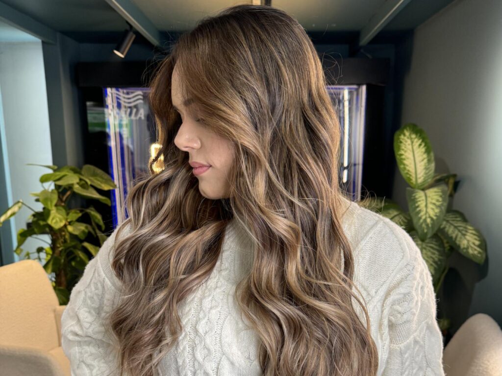 Cómo lograr una iluminación perfecta en el pelo castaño claro