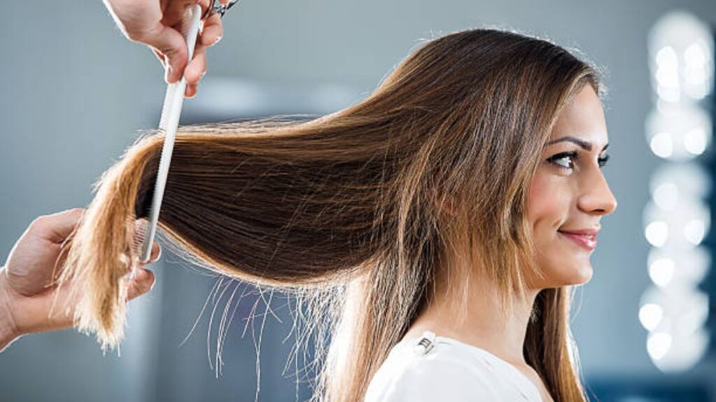 mujer cortandose el cabello con alegria