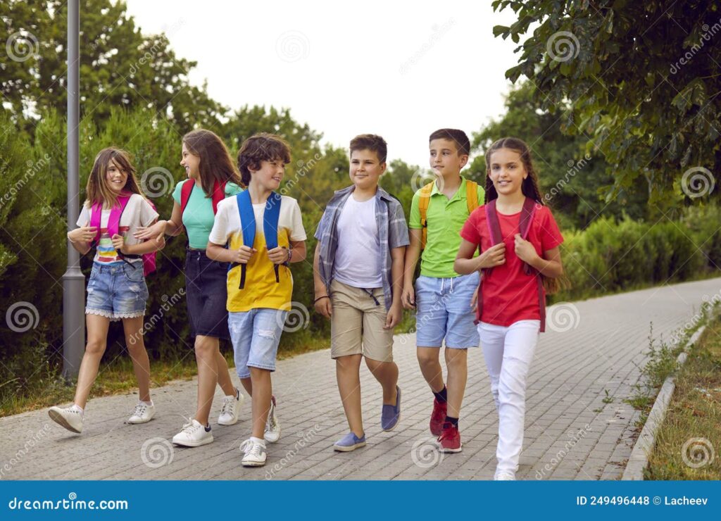 Qué significa ‘go to school’ en español y en qué contextos se usa