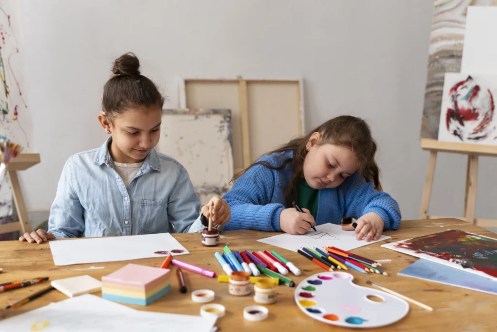 ninos escribiendo en un entorno creativo