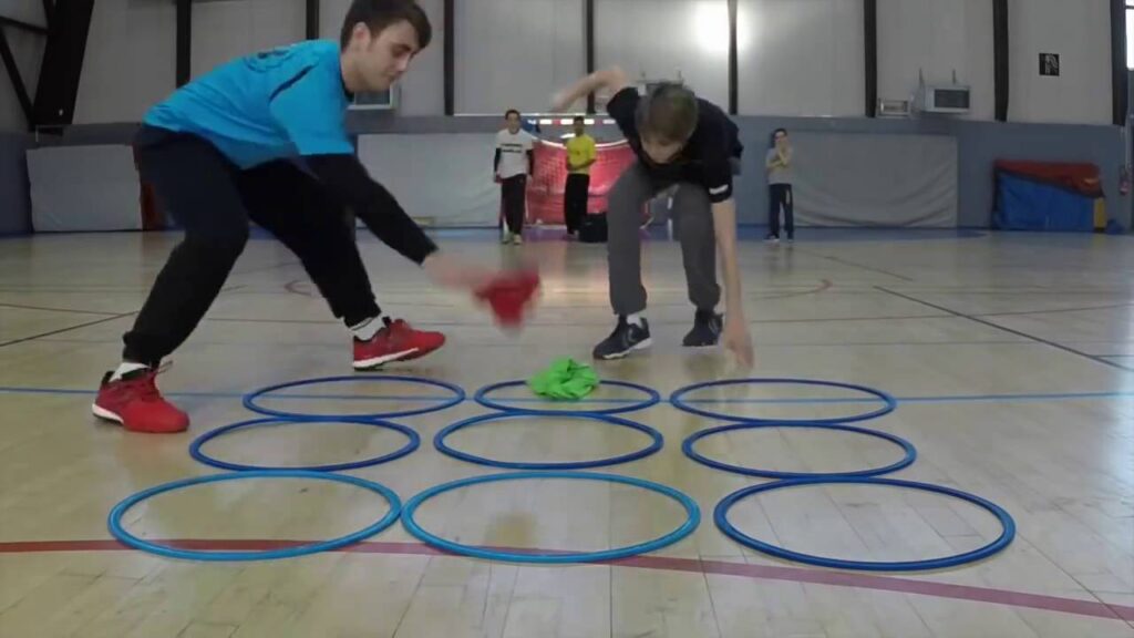 ninos jugando ta te ti en el suelo