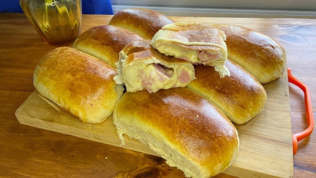 Cómo preparar un delicioso pan relleno de jamón y queso fácil