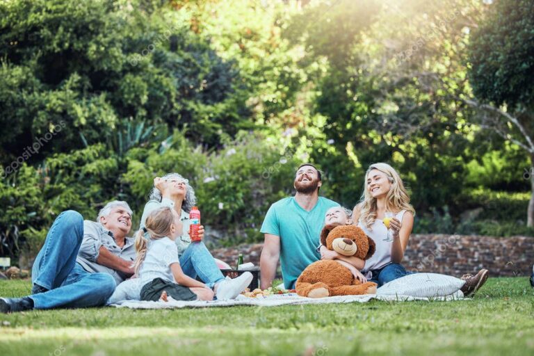 parque verde con picnic y familia feliz