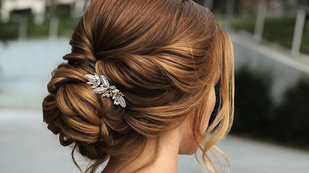 Qué peinados sencillos puedo usar como invitada de boda