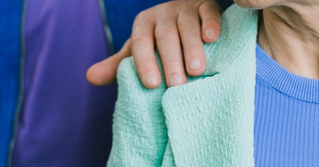 persona hablando sola en un entorno tranquilo