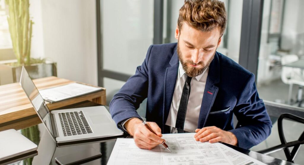 persona revisando documentos fiscales