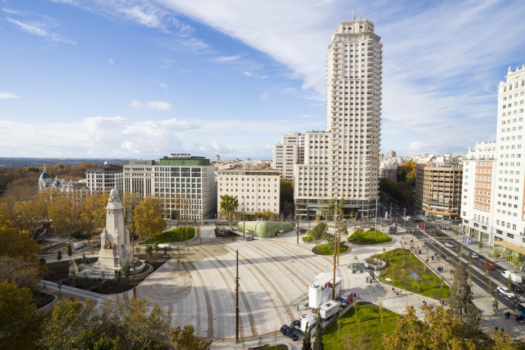 Qué significa “La plaza tiene una torre” en el contexto urbano