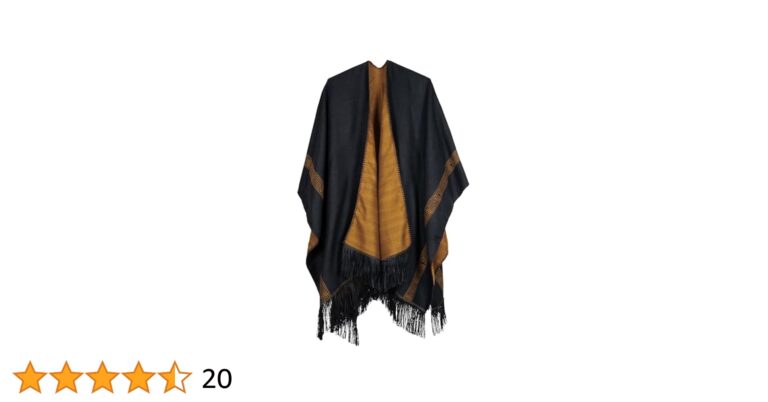 poncho negro colgado en una tienda