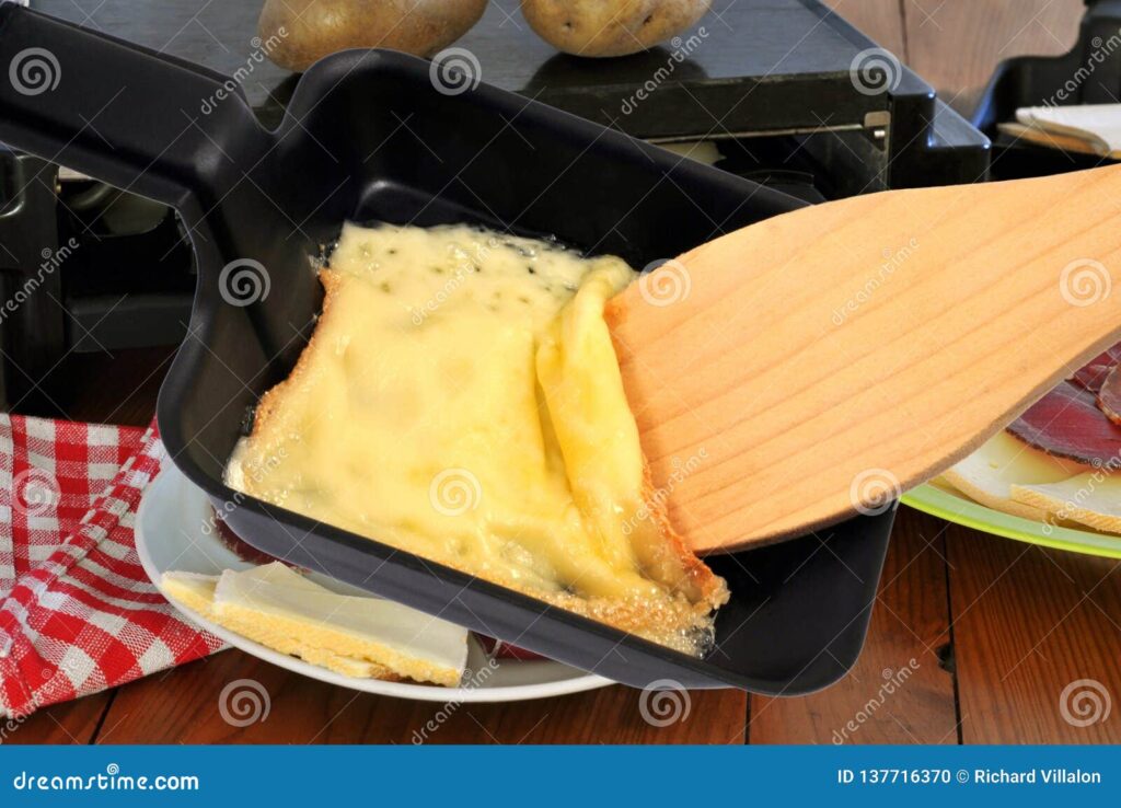 queso cheddar derretido en una sarten