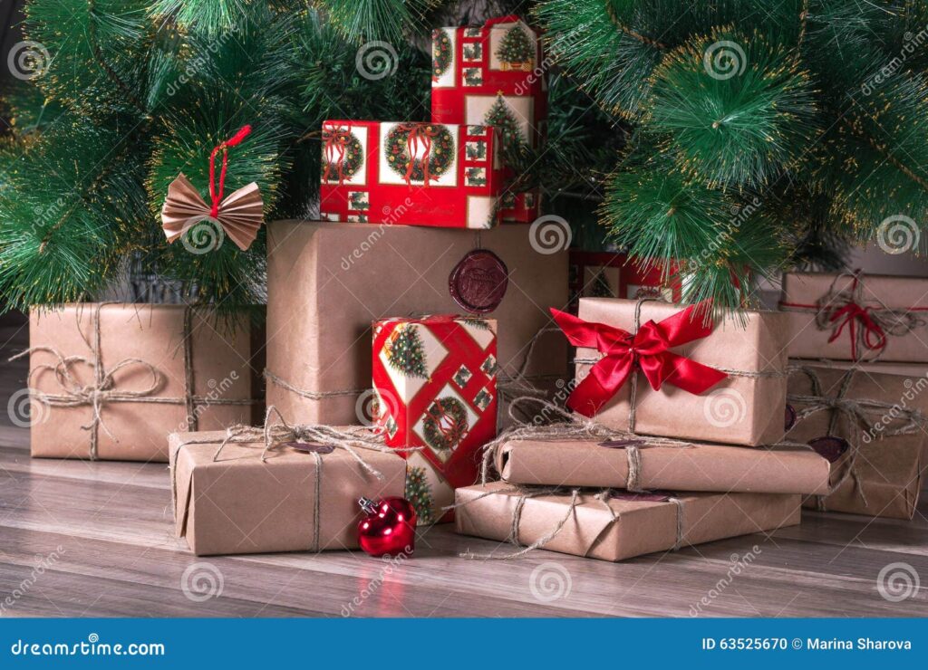 regalos envueltos bajo un arbol navideno