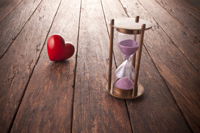 reloj de arena simbolizando el tiempo y amor