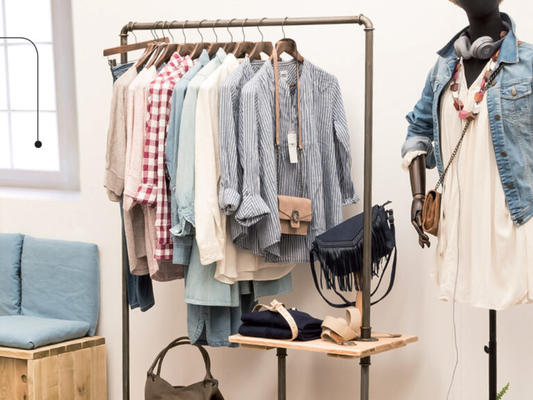 ropa de diferentes tallas en un perchero