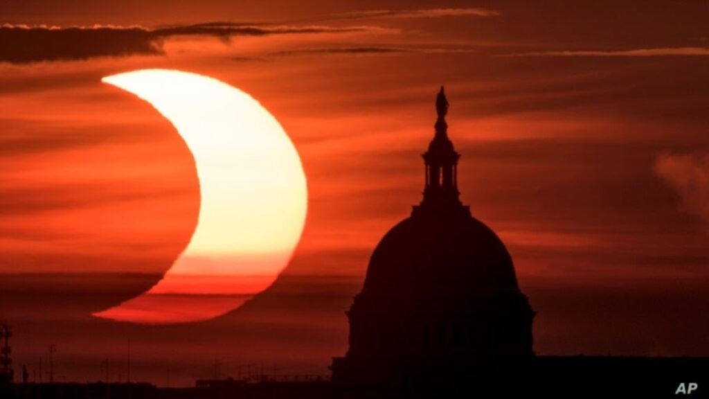 sol y luna en un cielo dividido