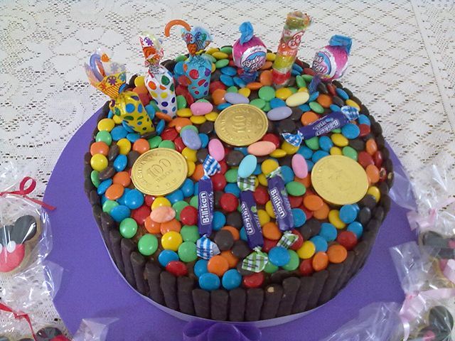 Cómo hacer tortas decoradas con golosinas para cumpleaños infantiles