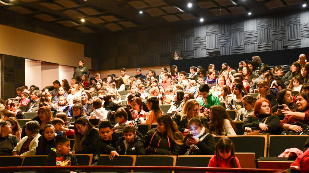 teatro lleno de gente disfrutando un espectaculo