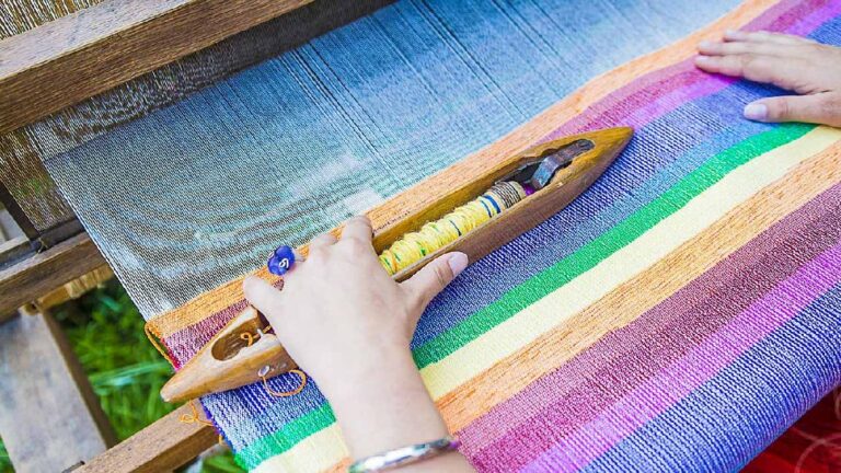 tela colorida en un taller artesanal
