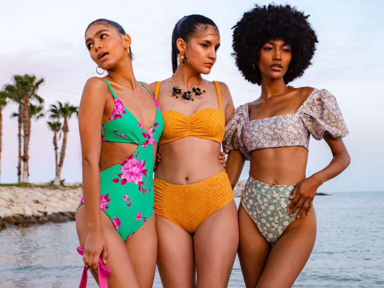 trajes de bano coloridos en la playa