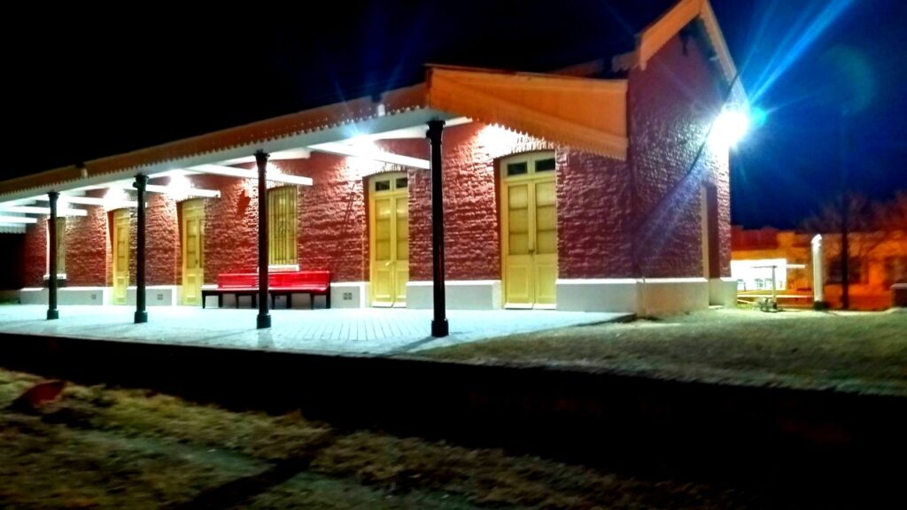 tren argentino en una estacion iluminada