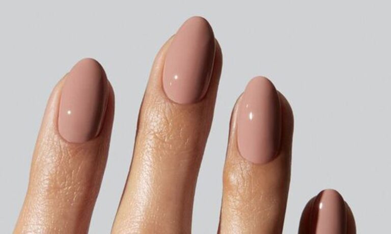 unas nude elegantes sobre fondo neutro
