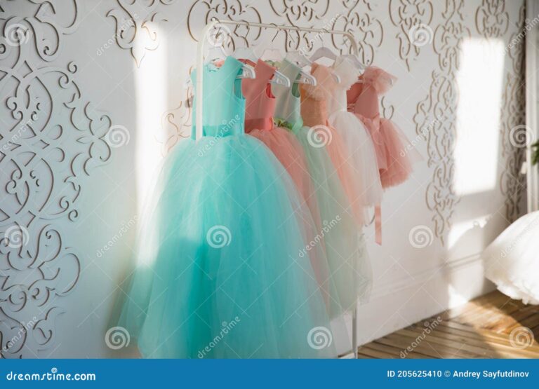 vestidos coloridos para bebes ninas en exposicion