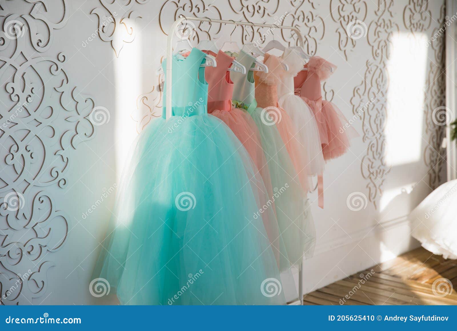 Cómo elegir vestidos de última moda para bebé niña