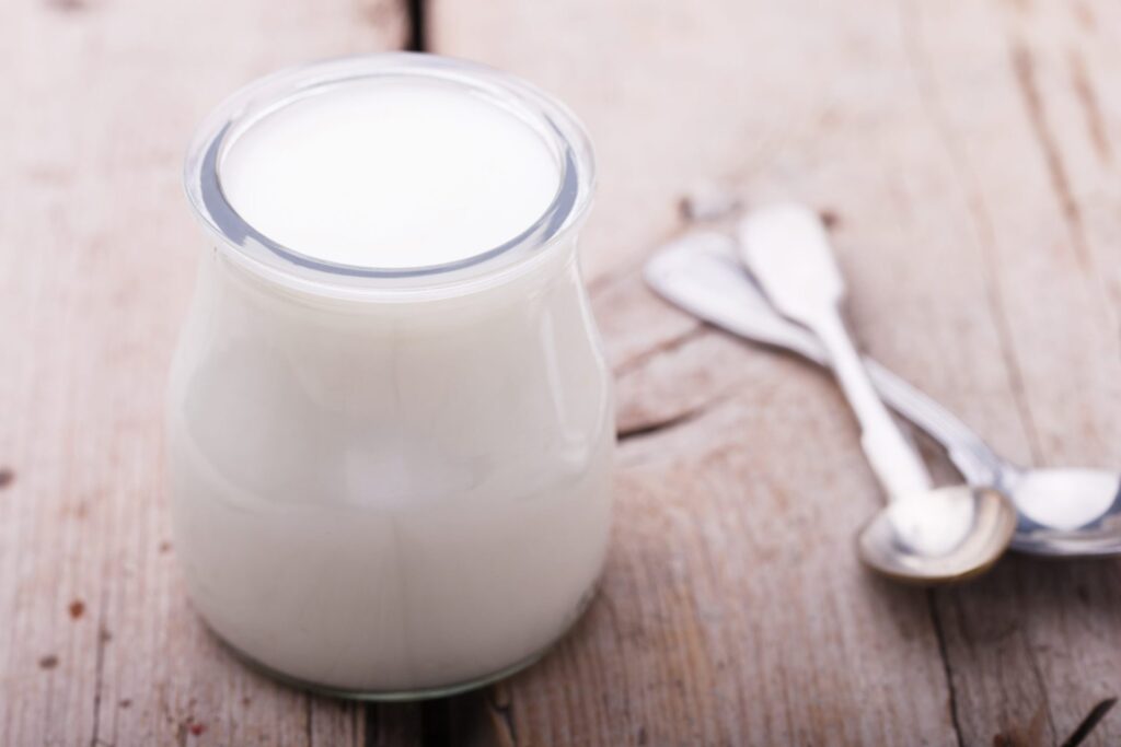Cómo hacer yogurt casero firme utilizando gelatina